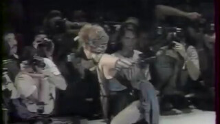 8. LE JOURNAL DU CINEMA MADONNA SEPT 1992 - Madonna barring her tits