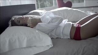 1. #CinesaComerciales Chicas Max...en la cama!