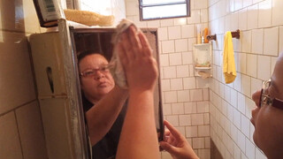 4. limpeza no espelho do banheiro(tits out at 2:51)
