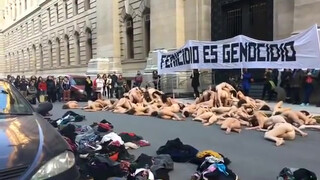 6. A pile of naked ladies (7:12, “Mujeres se manifestaron desnudas contra los femicidios frente al Congreso y la Casa Rosada”)