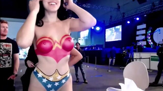 8. Nude Body Paint Art ???? +24 Wonder Woman Cosplay ????