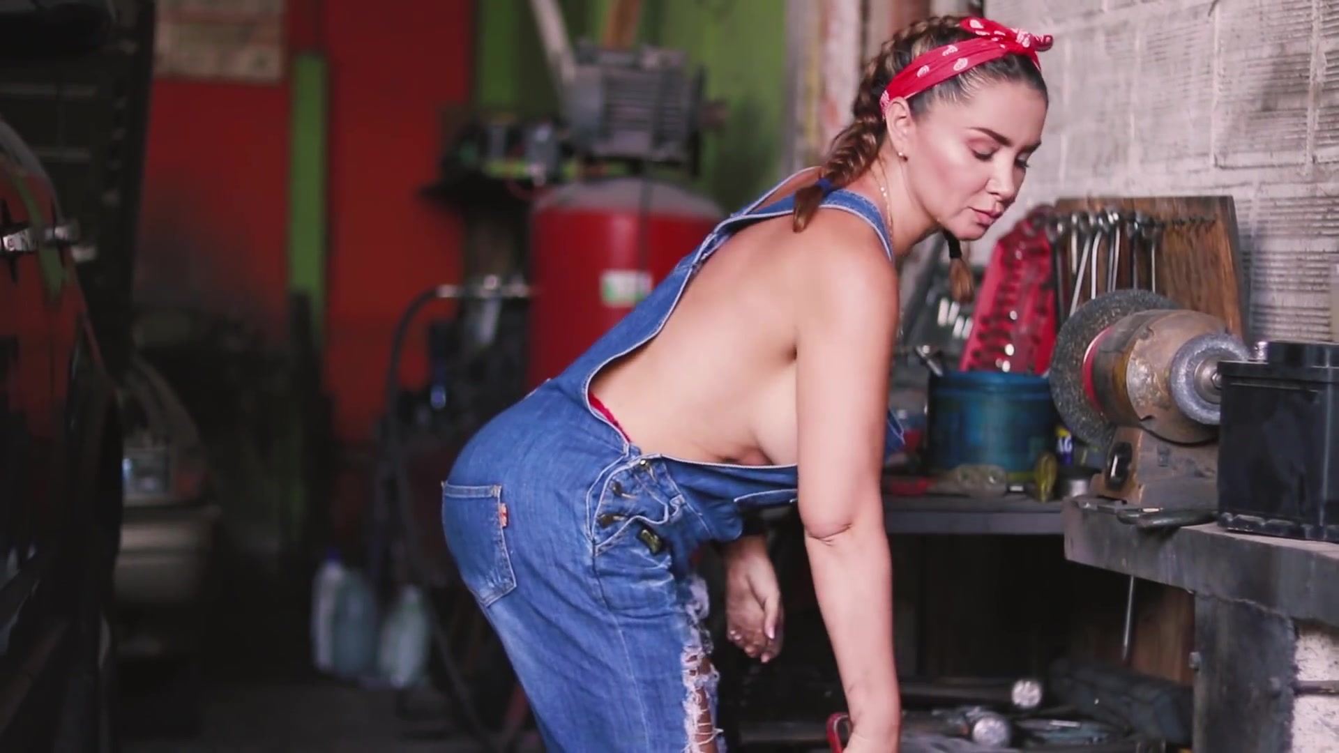 Braless in overalls (nip slip at 1:26), Nude Video on